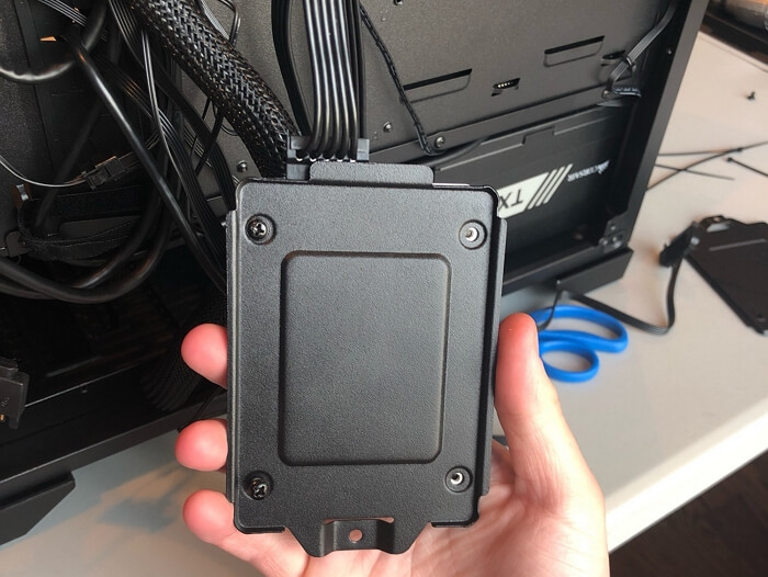 將 SATA SSD 連接到電腦