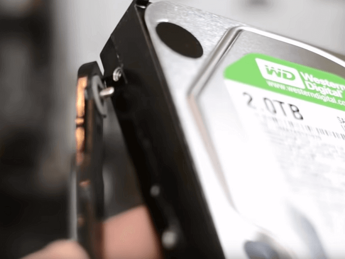 將硬碟托架滑入硬碟兩側的螺孔中