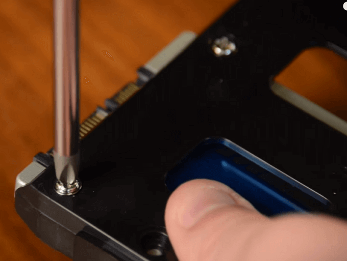 通過添加硬碟插槽來準備 SSD 磁碟