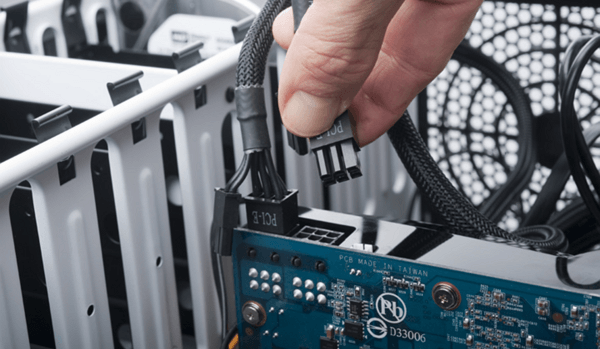 插入顯卡連接線