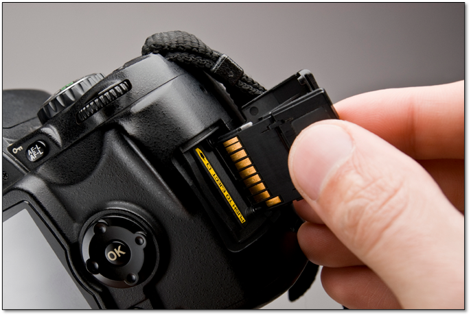 將 SD 卡從相機中拔出